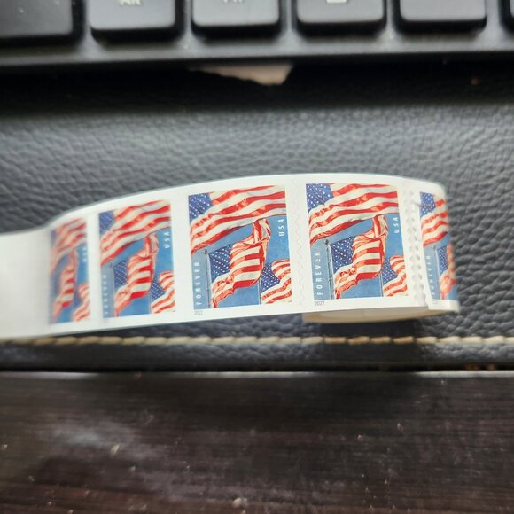 Roll of 100 forever stamps. - Picture 1 of 2